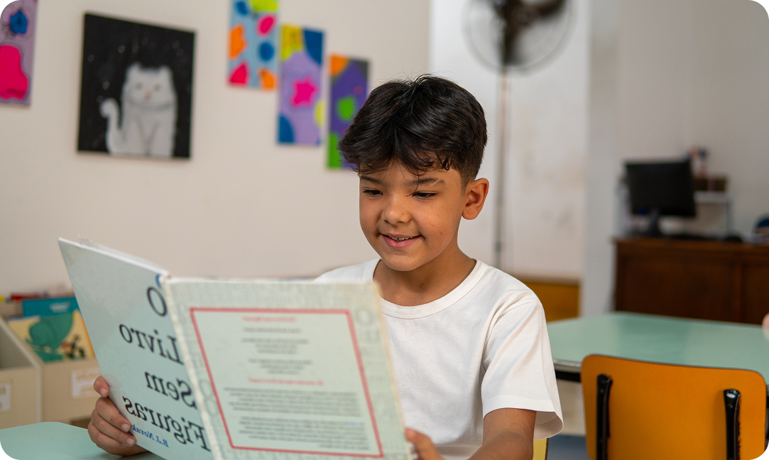 Criança estudando e sorrindo