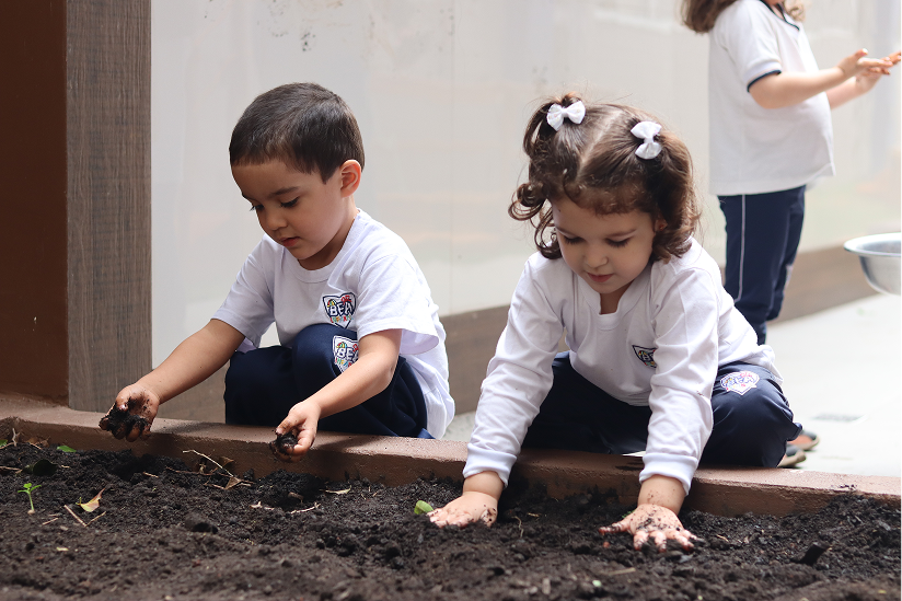 Crianças aprendendo valores na prática